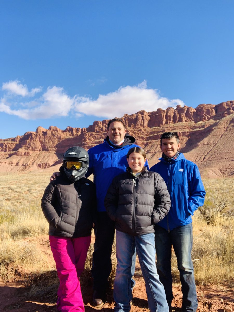 _BigDaddy94's tweet photo. Happy New Year From the Schartonโs!! #sandhallow https://t.co/U0RZImmEZI