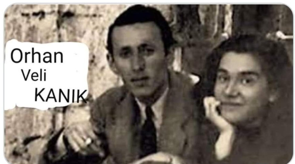Ağlasam sesimi duyar mısınız
    mısralarımda
Dokunabilir misiniz
      gözyaşlarıma ellerinizle
Bilmezdim şarkıların bu kadar güzel
Kelimelerinse kifayetsiz olduğunu
Bu derde düşmeden önce
Bir yer var biliyorum
Her şeyi söylemek mümkün
Epeyce yaklaşmışım duyuyorum
Anlatamıyorum.