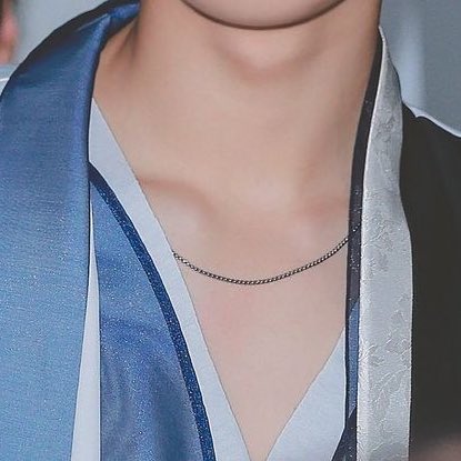 HIS!!COLLARBONES?/$/!/ he wins in the collarbone category ONGGG