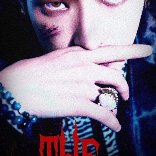 His hands: they’re big. That’s it .