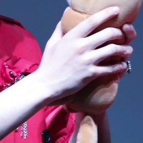 His hands: they’re big. That’s it .