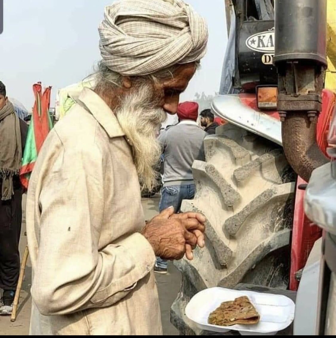 KomalMundi's tweet photo. @narendramodi @AmitShah  हम पर एक अहसार करो कि हम पर कोई अहसान मत करो 
Who knows the farming better than  who have spent their whole lives in fields?
Anndata is in freezing cold 
At least this time don’t be with corporations 
#HitlerModiAgainstFarmers 
#KisaanMajdoorEktaZindabad https://t.co/TRZF2MrZZY