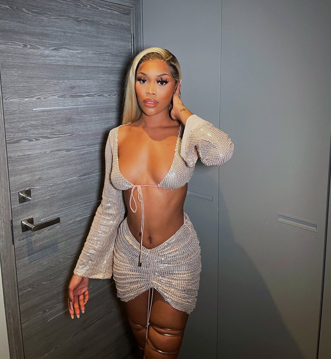 xanamarlenex's tweet photo. 2021🥂 https://t.co/t5I3tncFLP
