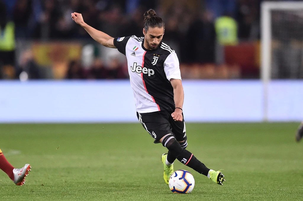 His best attributes are the defensive ones. He is world class at 1v1s, if you go 1v1 against him you are not winning. Cáceres is so fast on the turn, has very fast hips. He’s also very fast and very strong, much better than Trippier in both, so he’ll be good against fast wingers.