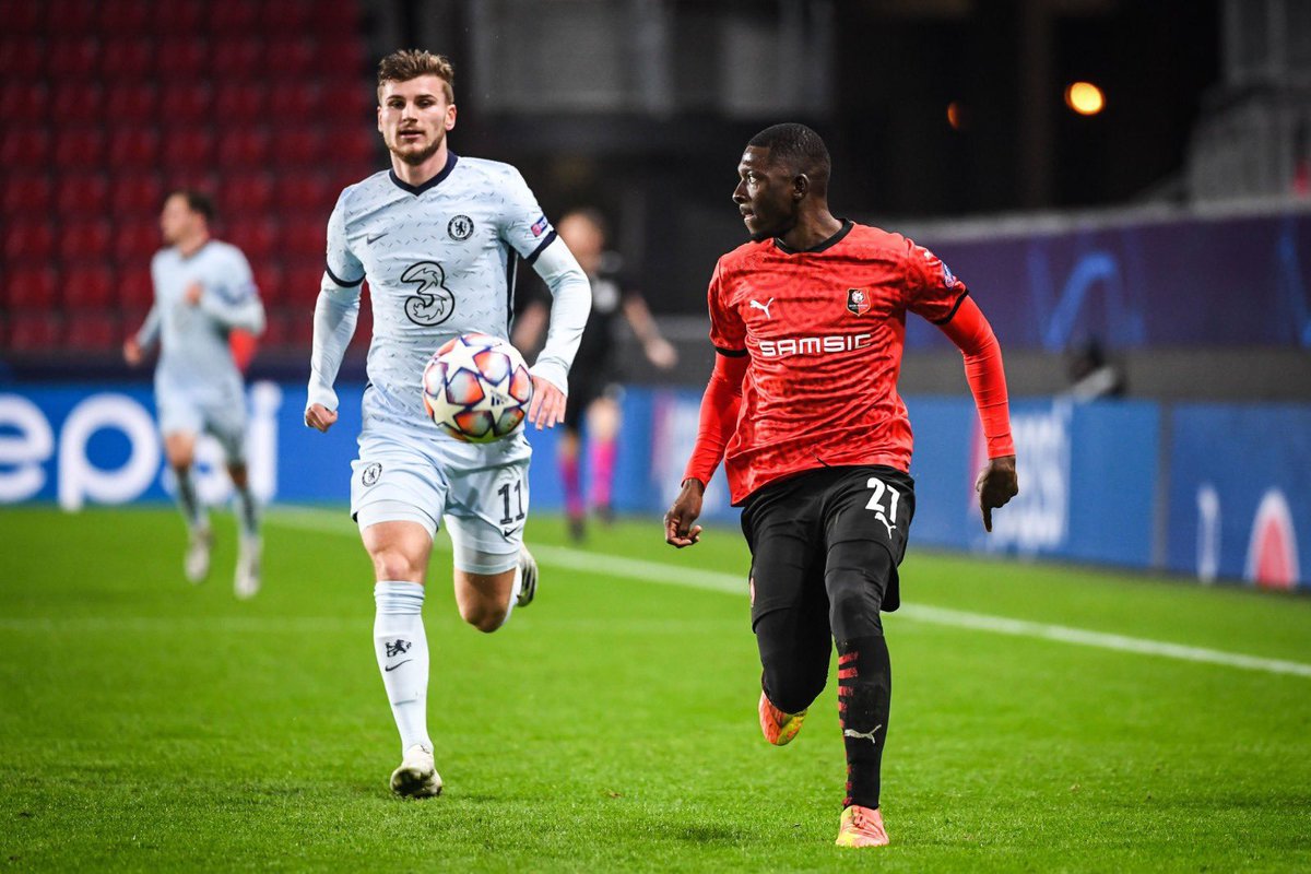 He is also very good at whipping crosses on the run, which Trippier isn’t. Although Trippier has a lot of variety in his crosses, Traoré doesn’t. The Malian is good at front post crosses and quite weak at other types of crosses. That makes him a bit predictable at times.