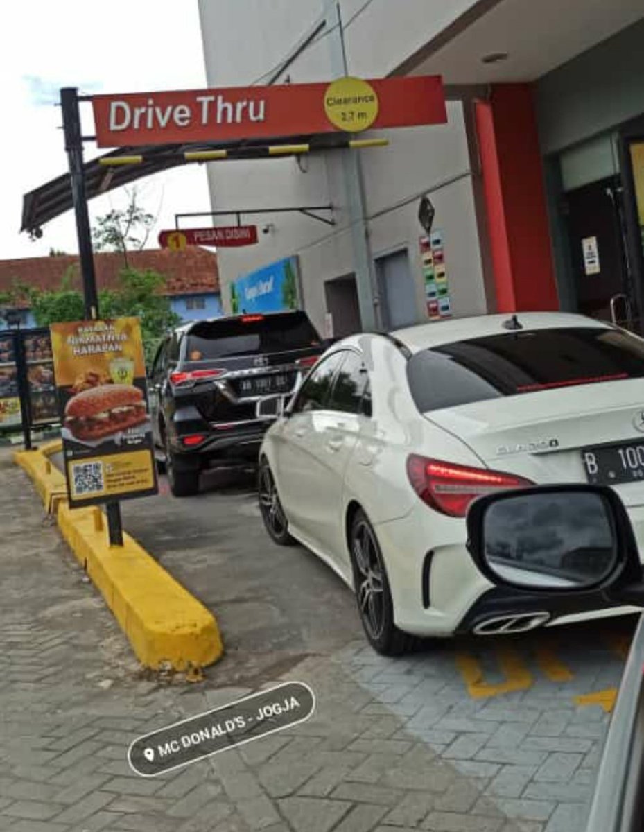 AriTemangsang's tweet photo. Yang punya mobil di depan kapan kita jadian....🤣🤣🤣 https://t.co/qZVnaQNEiT