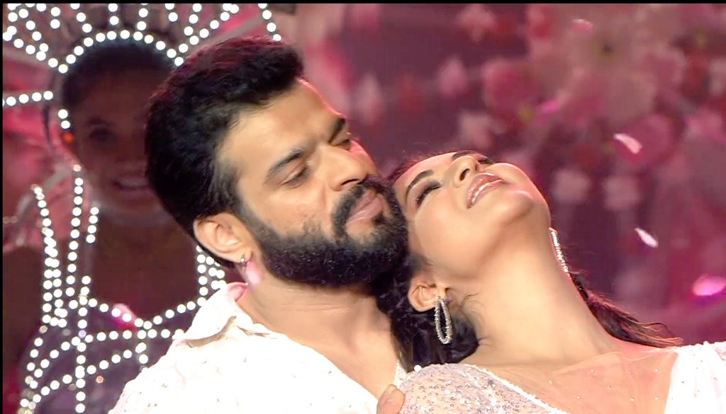 divan_dnfs3's tweet photo. Magical chemistry ❤
Best pairing ever in television 

#IshRa #DivAn 
#Karanpatel #divyankatripathi 
@TheKaranPatel @Divyanka_T @iamkaranRpatel https://t.co/DWh3NaxQBe