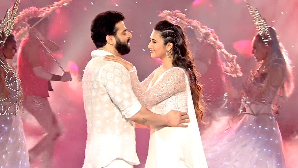 divan_dnfs3's tweet photo. Magical chemistry ❤
Best pairing ever in television 

#IshRa #DivAn 
#Karanpatel #divyankatripathi 
@TheKaranPatel @Divyanka_T @iamkaranRpatel https://t.co/DWh3NaxQBe