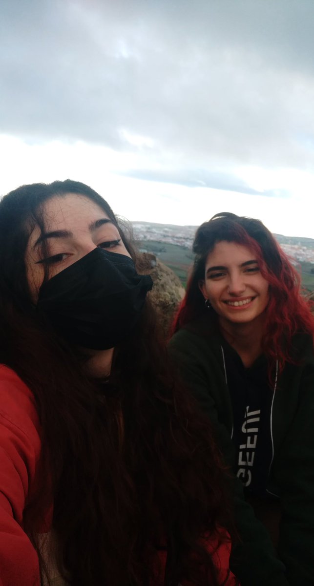 flikerlux's tweet photo. acabé el año yendo con anabel a una sierra a beber una cerveza y lo empiezo con susi viendo las campanadas otra vez comiendo 12 almendras

yo más feliz no puedo ser💖 https://t.co/GoP1uCuxdI