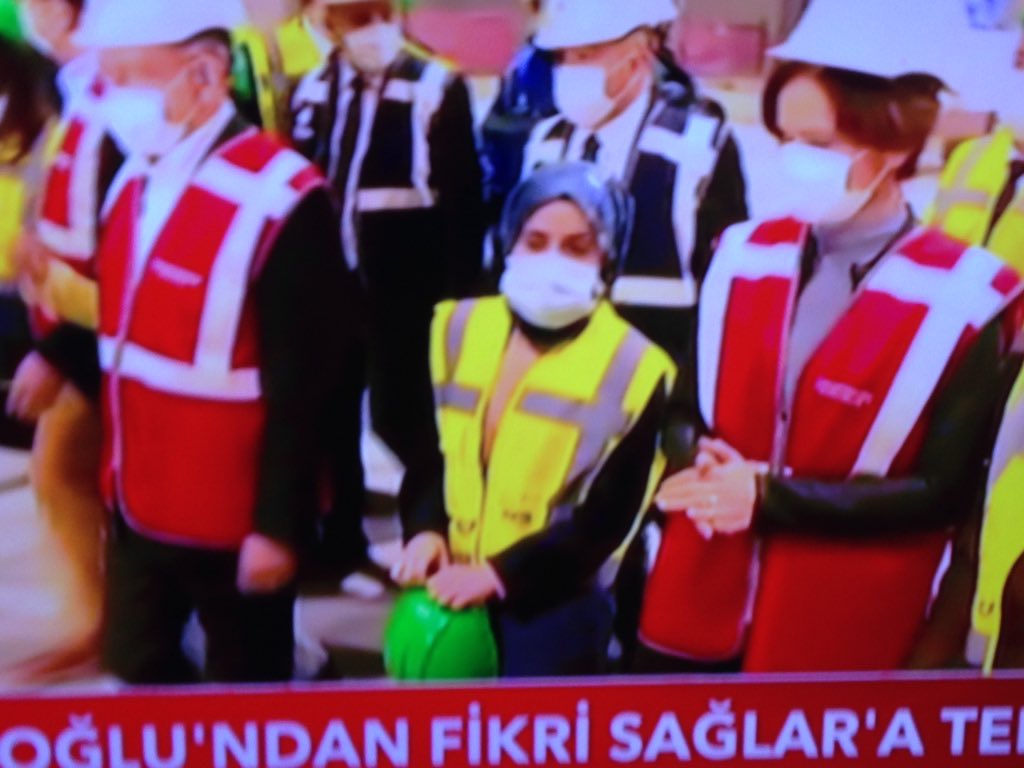 Kılıçdaroğlu'nun bugünkü sözde tramvay açılışından. Herkes baret kullanmış, güvenlik için. Başörtülü hanımda baret elde. Batsın sizin algılarınız.