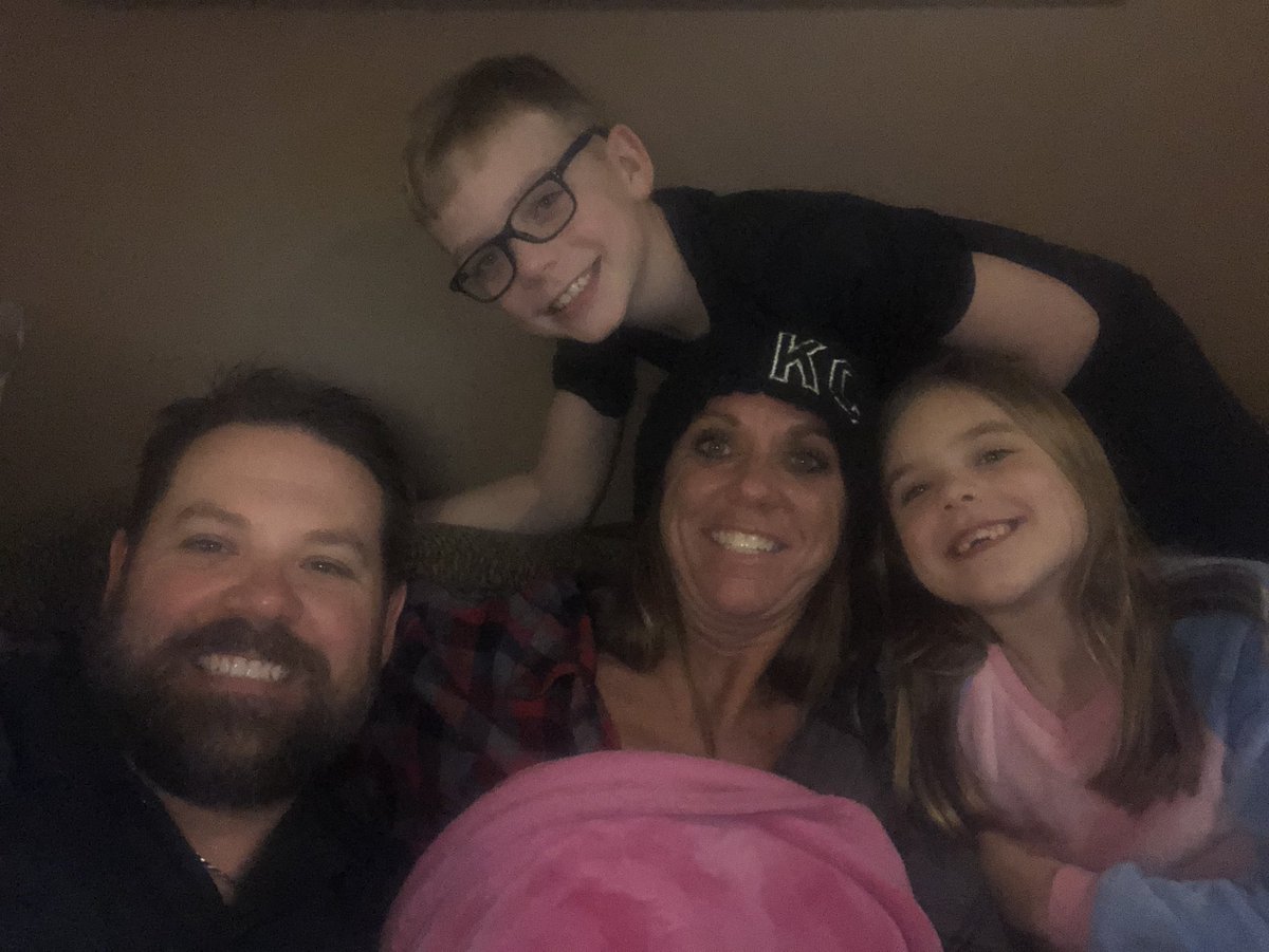 JustineAllen20's tweet photo. Happy New Year, Twitter!  May this year hold amazing accomplishments for you all! https://t.co/aJvgj9wDTs