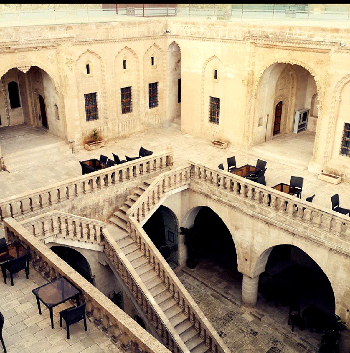 1890 yılında Ermeni Mimarbaşı Sarkis Lole tarafından yapılan Mardin postane binası. Mardin'in önemli yapılarından biri.