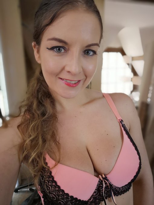 Bonne ann&eacute;e !! ❤️ https://t.co/PjGXNvm7h9