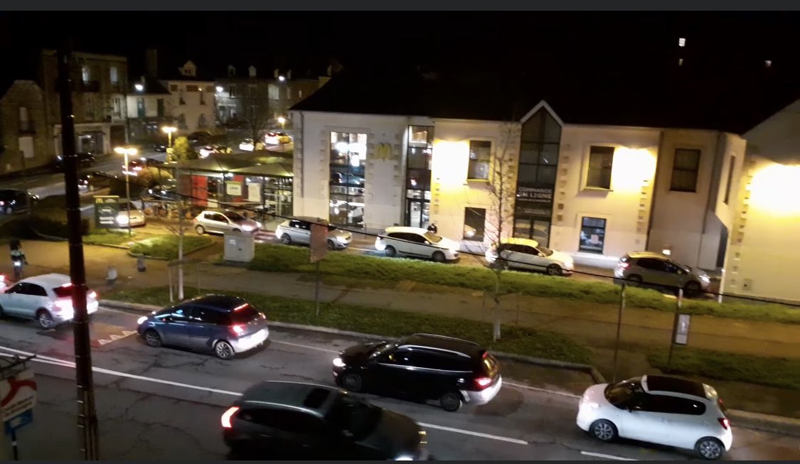 ErwannRougier's tweet photo. Foule ce soir au McDonald’s de #Vitré.  Aux nouvelles années des nouvelles résolutions : Et si en 2021, on soutenait nos restaurateurs fermés qui se démènent pour nous faire des bons plats à emporter ? Et en plus, c’est meilleur pour notre gourmandise ! À bon entendeur ! https://t.co/M3mlHr5mp5