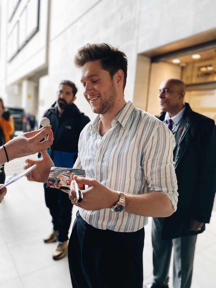 niall horan holding multiple things in one hand at the same time, an impressive thread