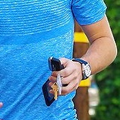 niall horan holding multiple things in one hand at the same time, an impressive thread