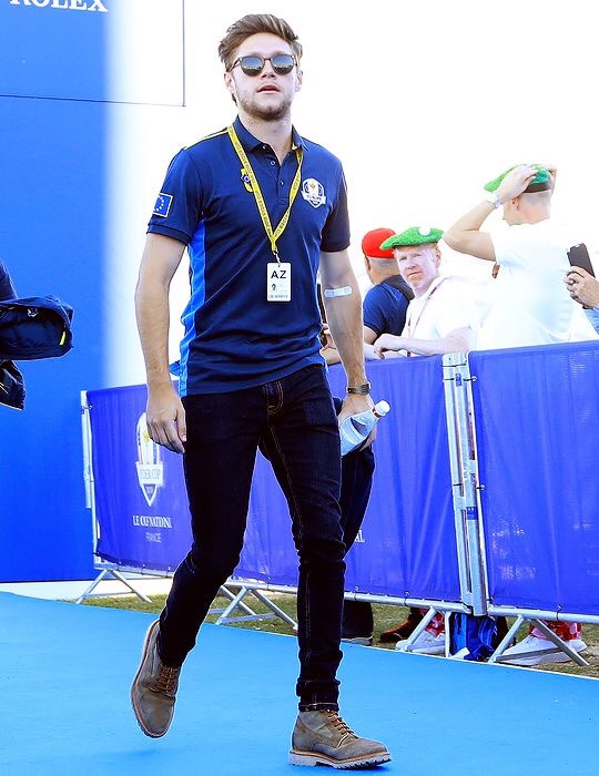 niall horan holding multiple things in one hand at the same time, an impressive thread