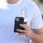 niall horan holding multiple things in one hand at the same time, an impressive thread