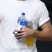 niall horan holding multiple things in one hand at the same time, an impressive thread
