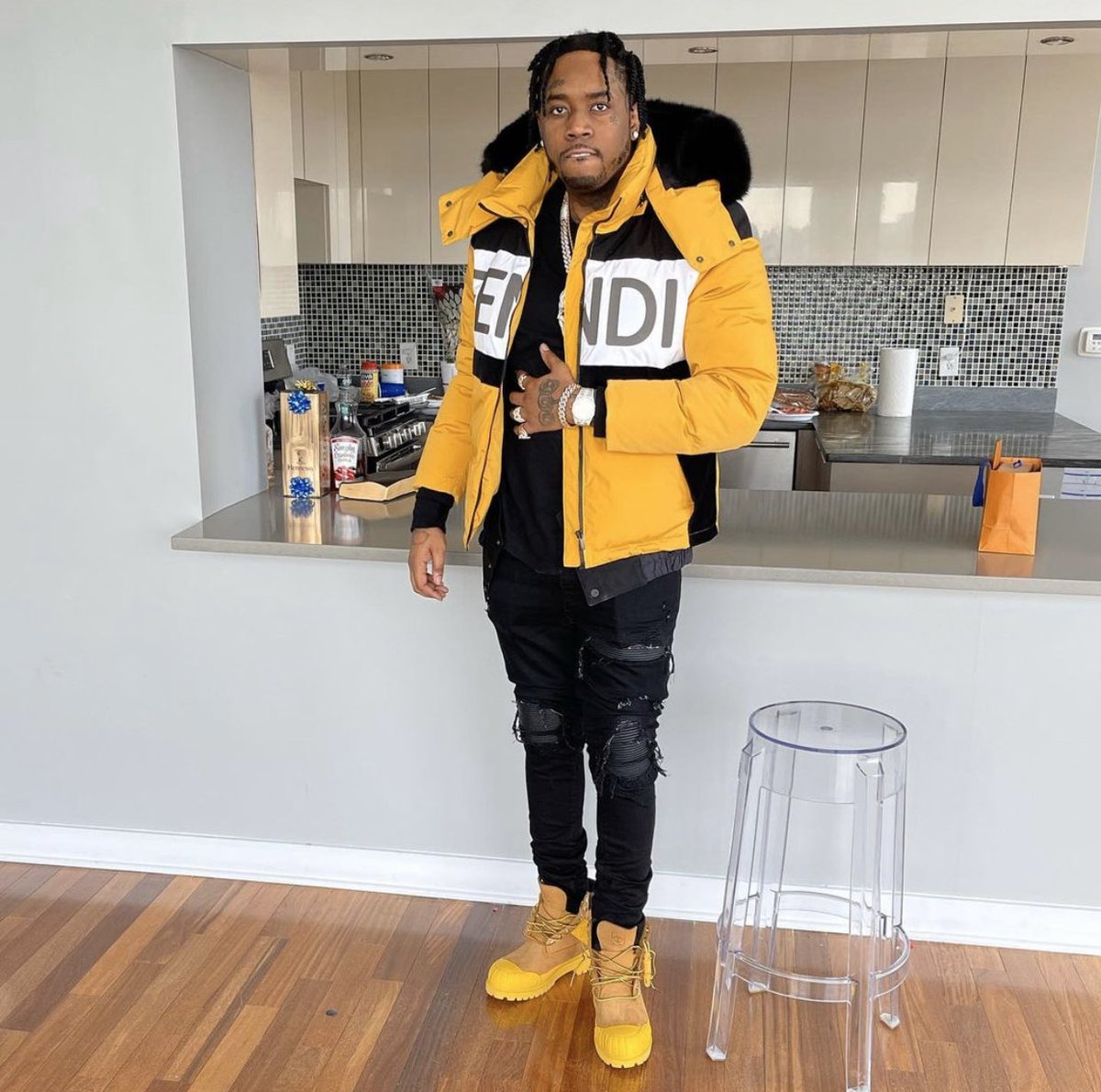 FivioForeign's tweet photo. I move at my own tyme on my own pace, Wen I’m ready I go, Wen I’m ready I leave. stop feelin like Yu gotta live up to anutha nigga expectation ov Yu. Do it for da people who love Yu. Those da only people dat matter ❗️HAPPY BLUE YEARS 💙 https://t.co/ZYpP2GcUhX
