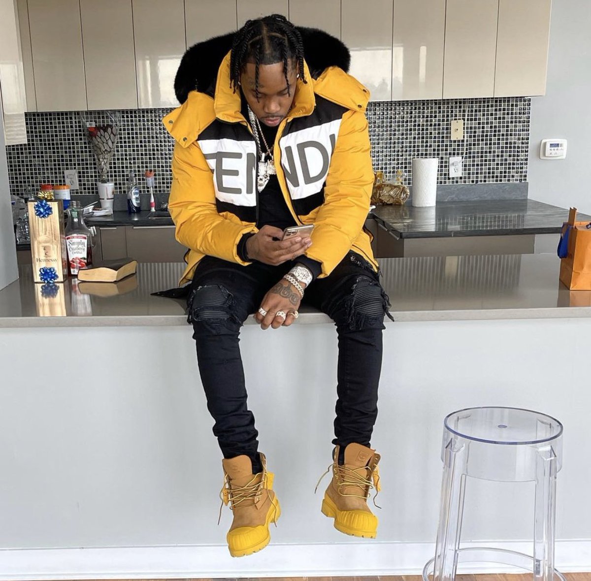 FivioForeign's tweet photo. I move at my own tyme on my own pace, Wen I’m ready I go, Wen I’m ready I leave. stop feelin like Yu gotta live up to anutha nigga expectation ov Yu. Do it for da people who love Yu. Those da only people dat matter ❗️HAPPY BLUE YEARS 💙 https://t.co/ZYpP2GcUhX