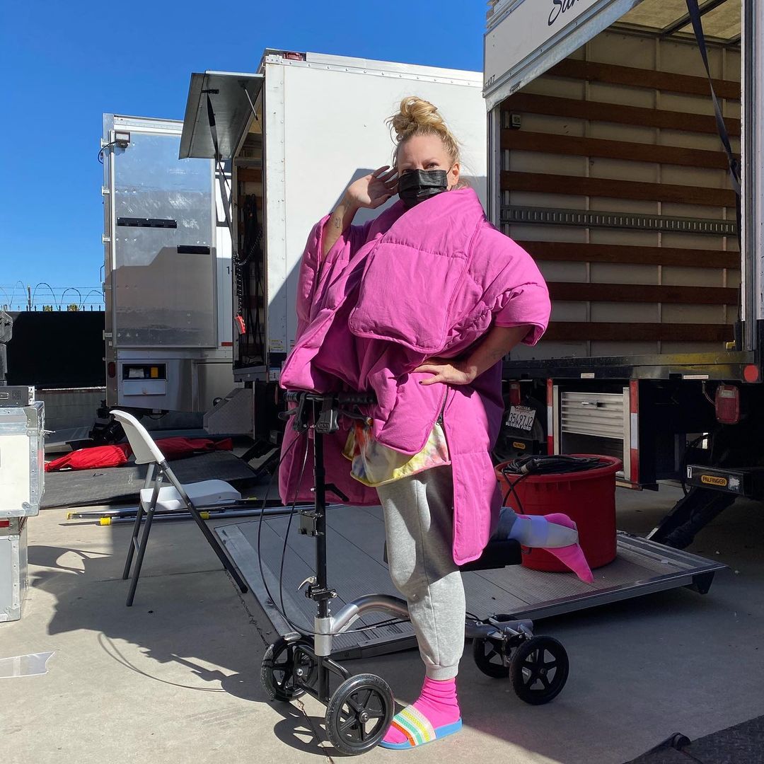 AtlanticRecords's tweet photo. New Year, same responsibility. Be like @sia &amp; wear a mask ✔️ https://t.co/ihsCbA1ZLl