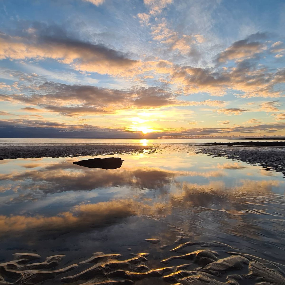TrinketsSea's tweet photo. 1st Beautiful sunset of 2021 at Newton beach, Porthcawl 🥰🥰🥰 @ItsYourWales @YourPorthcawl @WalesOnlinePics  #2021sunset #HappyNewYear2021 #sunsetphotography #sunset #NewYearsDaySunset https://t.co/wsnKaIXgyZ