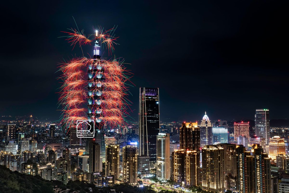 Kent Lin 21 台北101跨年煙火 21 Taipei 101 New Year Fireworks 時間 21 01 01 地點 台灣 台北市 信義區 天氣 寒流 低溫特報 低雲 風向 東北風 側風拍攝 最大花火 玉 特效煙火