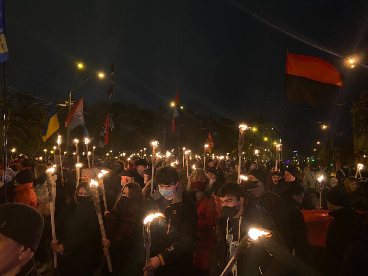 факельное шествие в киеве 2022. факельные шествия 1 января. 1 января киев факельное шествие. факельное шествие в честь бандеры.