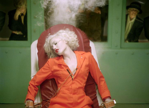 Extra details from  #LetMeReintroduceMyself Video1. It's My Life  @gwenstefani