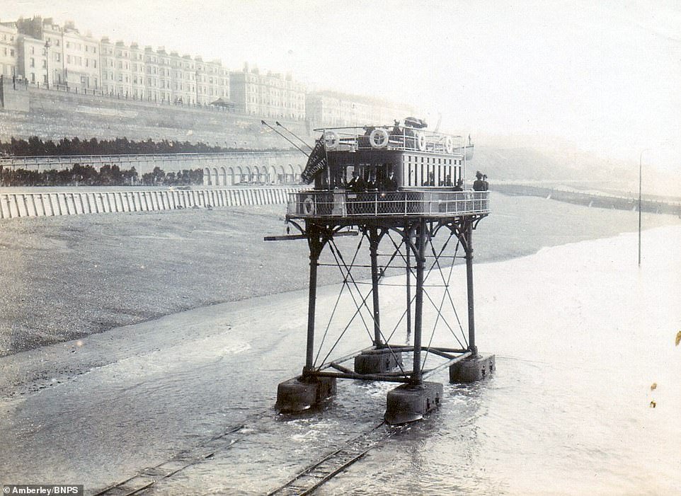 NaoCasanova's tweet photo. Entre 1896-1901 operó en la playa de Brighton, frente al Canal de la Mancha, el FERROCARRIL ELÉCTRICO DE VOLK (por el ingeniero Magnus Volk) cuya línea estaba en parte tendida bajo el agua.

Tuvo mucho éxito, pero ese tramo se desmanteló cuando la playa se reforzó con espigones. https://t.co/MLditGs5Y1