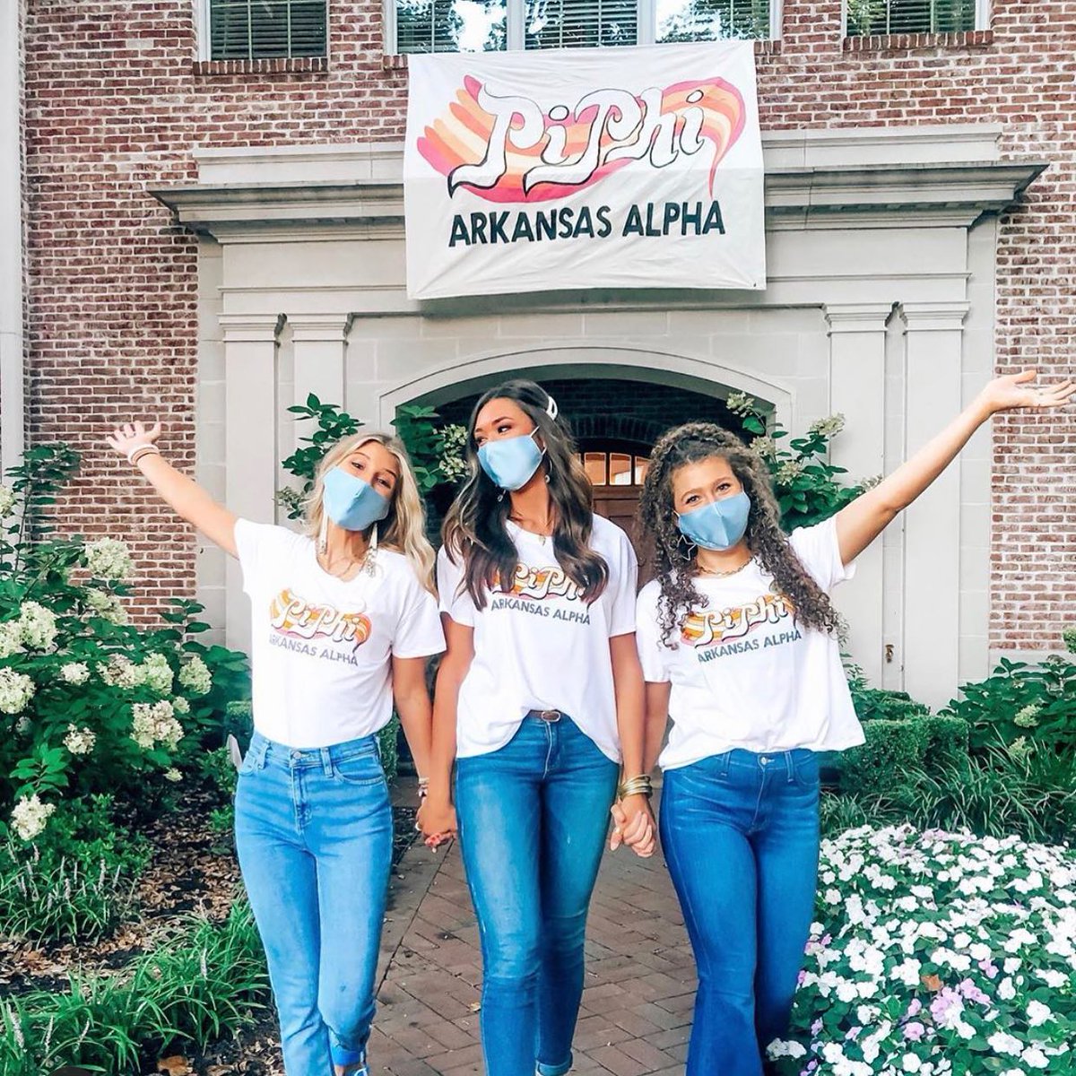 Bringing angel energy into the new year. 💗
📸: Pi Beta Phi-Little Rock, AR Alumnae Club
