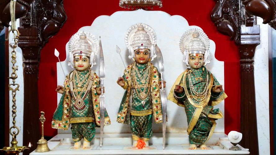 Gondavlekar's tweet image. #ज यासी लागला रामनाम चाळा।
आठवी गोपाळा सर्वकाळ॥

सर्वकाळ मनी संतांचे संगती।
जोडीला श्रीपती येणे पंथे॥ 

तिन्ही लोकी श्रेष्ठ रामनाम एक।
धरुनी विवेक जपे सदा॥

हनुमंते केले लंकेसी उड्डाण।
रामनाम ठाणं हृदयामाजी॥

दीनदास म्हणे वानर तरले।
नामीं कोटी कुळे उद्धरती॥

#म #मराठी #अभंग