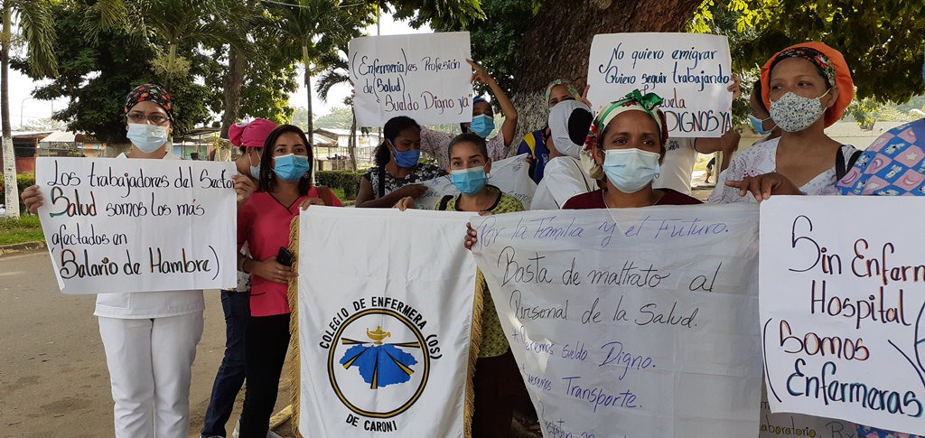 CorreodelCaroni's tweet photo. #2020EnHistorias | “Soy madre de dos niños y el sueldo no me alcanza para mantenerlos. Queremos venir a trabajar, pero sin transporte no podemos caminar y caminar para llegar acá”, manifestó Lusbeida Sánchez, enfermera del Hospital Dr. Raúl Leoni: https://t.co/0YHYqwRMRG. https://t.co/3D2QHfissj