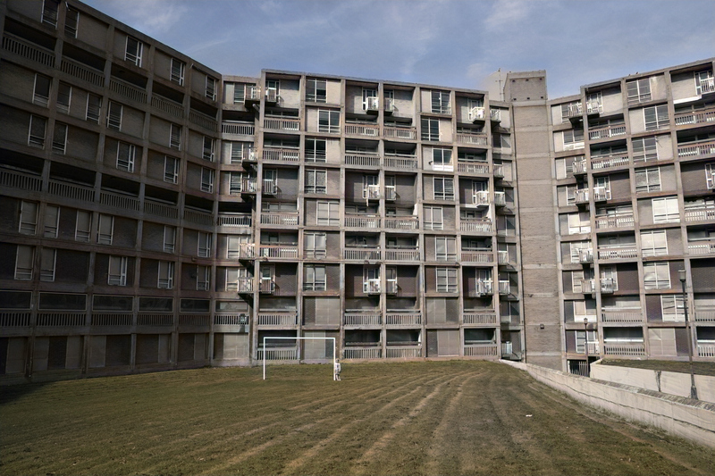 des industries lourdes au nord-est. Le centre-ville est à quelques pas, ce qui permet aux résidents de se rendre rapidement au travail sans avoir à utiliser les transports en commun. De plus, la composition géologique de la région était telle qu’elle pouvait supporter la lourde