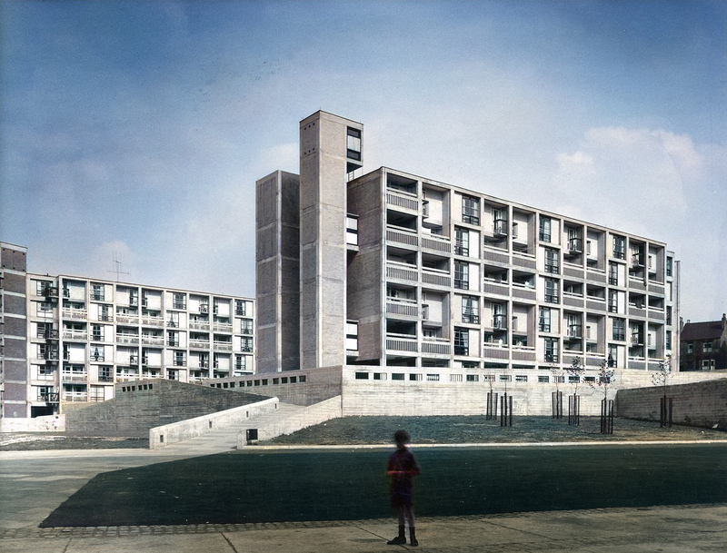 Sheffield Park Hill @ Arch Jack Lynn et Ivor Smith constr HLM de 1961 Depuis son point culminant à l’est de Sheffield, au Royaume-Unis UK, le Park Hill Estate arpente la ville post-industrielle qui s’étend vers l’ouest. Son emplacement bien en vue rend le domaine très visible