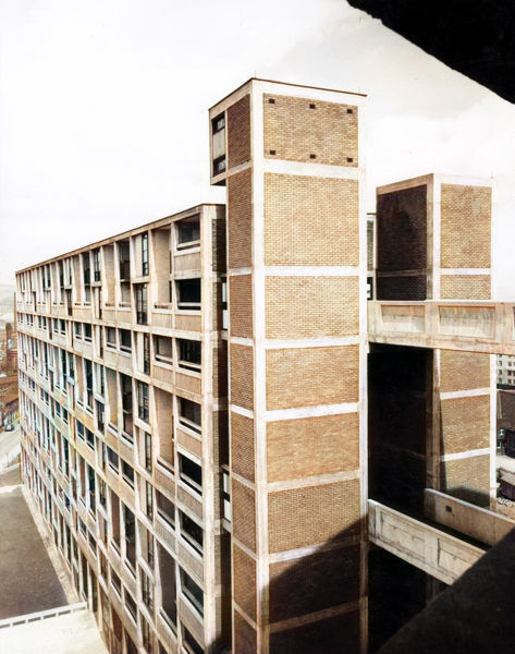 Conçu par les architectes Jack Lynn et Ivor Smith sous la supervision du visionnaire City Architect de Sheffield, John Lewis Womersley, le domaine témoigne aujourd’hui d’une époque où de jeunes architectes britanniques révolutionnaient le domaine de l’architecture résidentielle