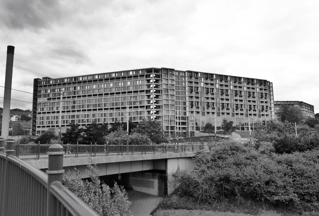 charge d’un projet de grande hauteur. Ce choix d’emplacement peut également avoir été influencé par des projets de logement à l’étranger; en 1954, Womersley a pris plusieurs membres du Comité du Conseil du logement sur une tournée de l’Europe occidentale pour étudier les