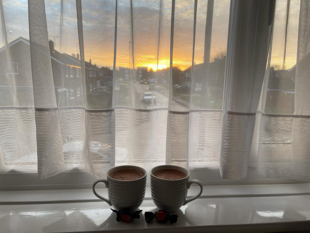 KayleighJayA's tweet photo. Last bike ride and sunset of 2020, it’s safe to say it was freezing 🥶 we decided to see the sunset indoors! I have throughly enjoyed my time at home and appreciating the little things xx #newyear #bikeride #sunset2020 https://t.co/7pwoUyfXBw