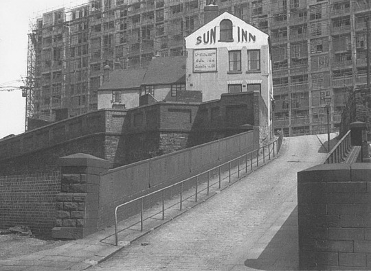 quatorze étages de haut, est un cadre de grille de béton armé rempli de brique. Le cadre exposé crée une mosaïque de panneaux de briques qui changent progressivement de couleur, passant du violet à la terre cuite, au rouge et à la crème.Ce détail de conception a été recommandé