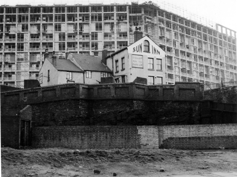 Reyner Banham distilla le caractère du domaine nouvellement construit en un seul mot : unité. [5] Dans le plan, les blocs résidentiels semblent distincts; en réalité, ils fonctionnent comme un seul bâtiment cohésif. Cette cohésion est largement due au système révolutionnaire de