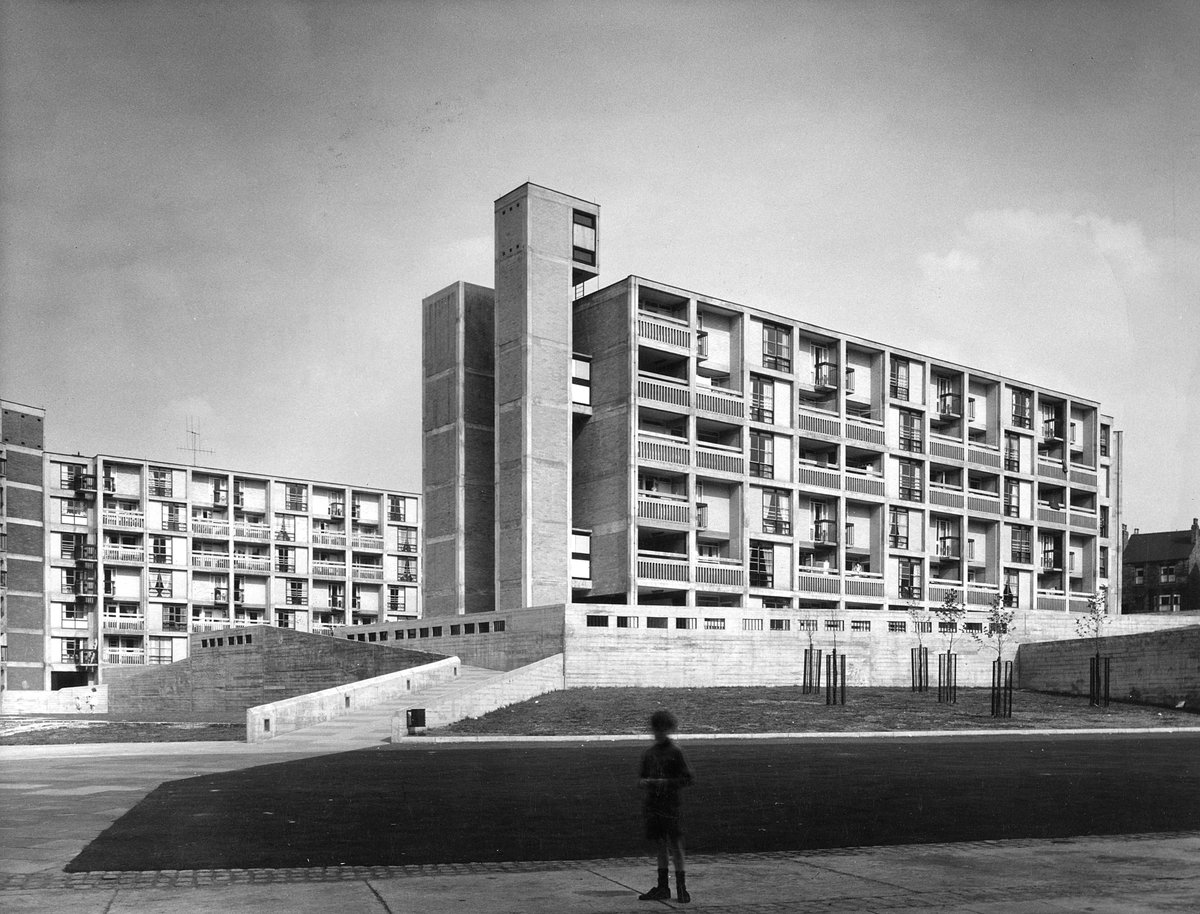 activités sociales ». La composition des blocs résidentiels a également renforcé cet esprit communautaire. Une seule ligne de toiture a été maintenue dans tout le domaine, la hauteur des blocs variant pour tenir compte du site en pente. Par conséquent, les résidents qui