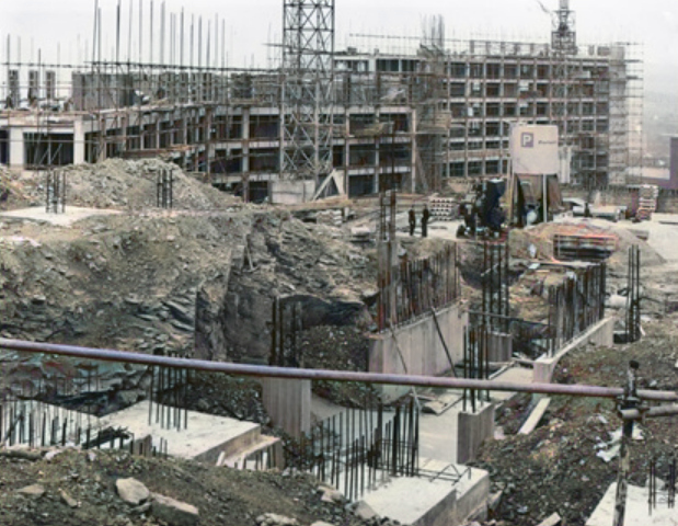 les ponts, sont conçus pour lier les immeubles d’habitation séparés pour créer un ensemble unifié. Le domaine a été conçu pour reproduire le fort sentiment de communauté que l’on retrouve dans les logements britanniques traditionnels; les ponts imitent la fonction sociale des