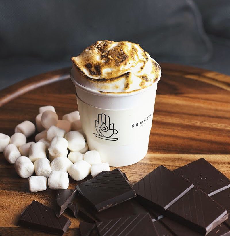 صديق الشتاء المفضل،، ⛄️❄️
استمتعوا بمشروب الشوكلاته الساخنة مع كريمة المارشميلو المصنوعة لدينا محلياً
Winter’s Best friend drink “ Hot Chocolate with our homemade marshmallow”