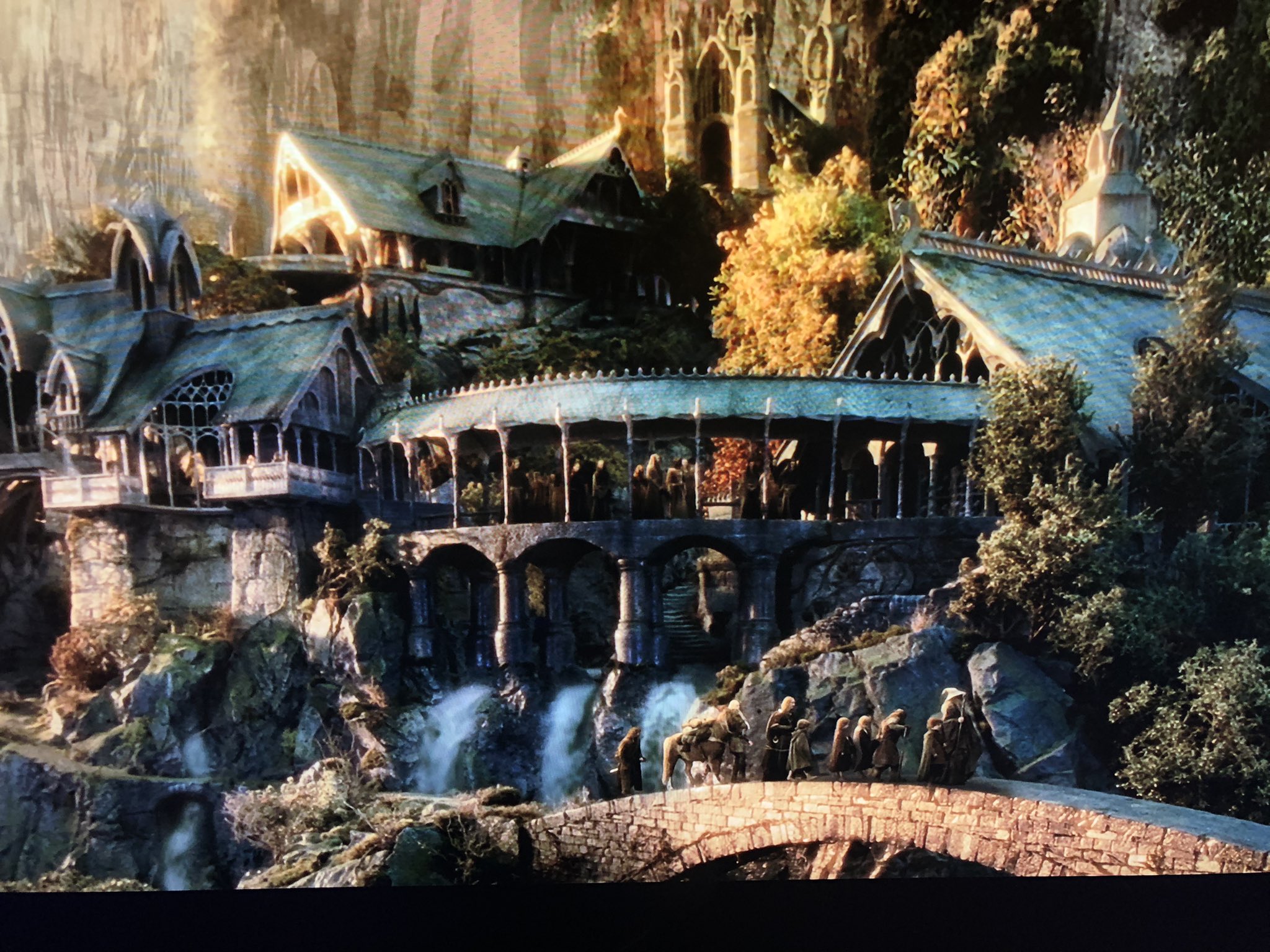 Duke 指輪 の4k Uhdと通常blu Rayの比較 その２ 裂け谷のシーンでは前者 写真１枚目 が後者を圧倒 色域の拡大により色鮮やかとなり 白飛びや黒浮きの大幅な改善が見られる 一言で言うと 美しい Thelordoftherings Lotr ロードオブザリング