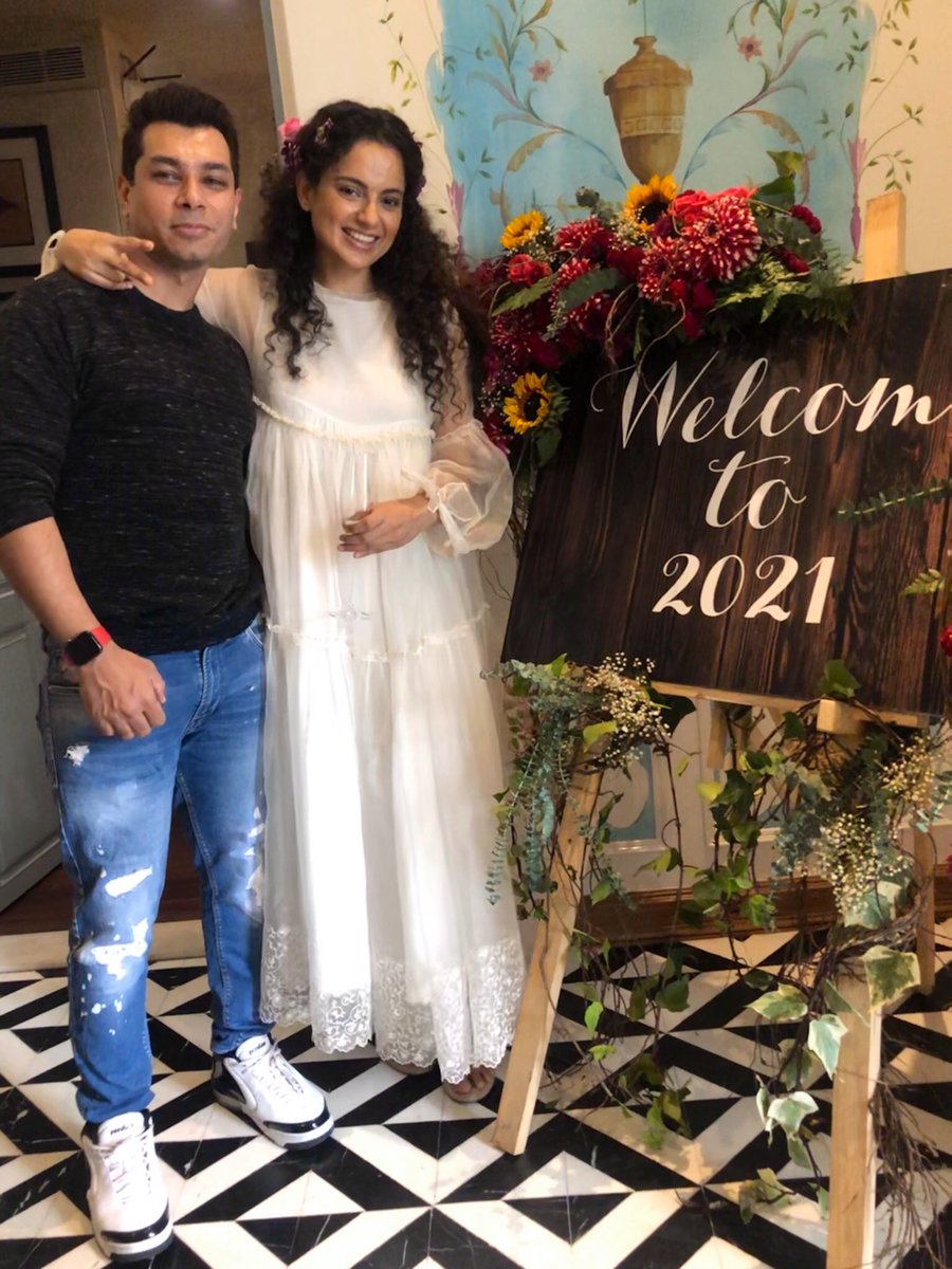 yogesh_fitness's tweet photo. 2021 is gonna be DHAAKAD πͺ New Year Party with @KanganaTeam & Team #dhaakad #kanganaranaut
#newyear #newproject
#SameMe #MorePositive #MoreCharged #MoreHungry #hungrytoperform #passion #profession #obsession #FITNESS #livingmydream #celebritytrainer #yogeshfitness πͺ https://t.co/bTxwOrr1VV