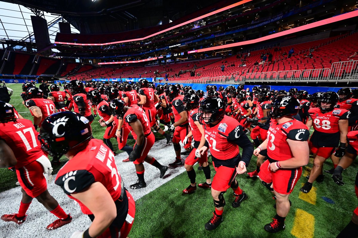 GoBEARCATS's tweet photo. What a season, @GoBearcatsFB. ❤️ https://t.co/6MBAfnPw6Q