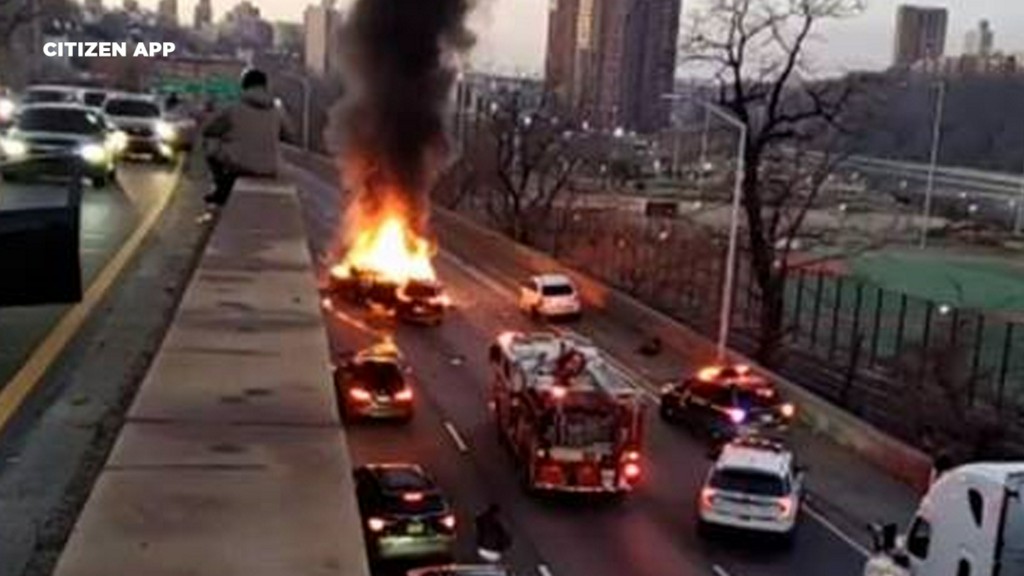 Multiple vehicles crash on Major Deegan Expressway in Bronx 7ny.tv/2Lh5s32