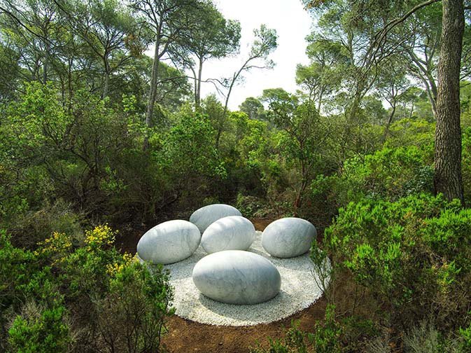 artsy's tweet photo. Before artworld pranksters gave us the Utah Monolith, we had land art 🏜️ Our #DailyPicks showcase contemporary works building on pioneering land art traditions of the 1960s and ‘70s.
·
#MichaelHeizer #Christo #JeanneClaude #NilsUdo #MichelleStuart https://t.co/5C1INPNg2q