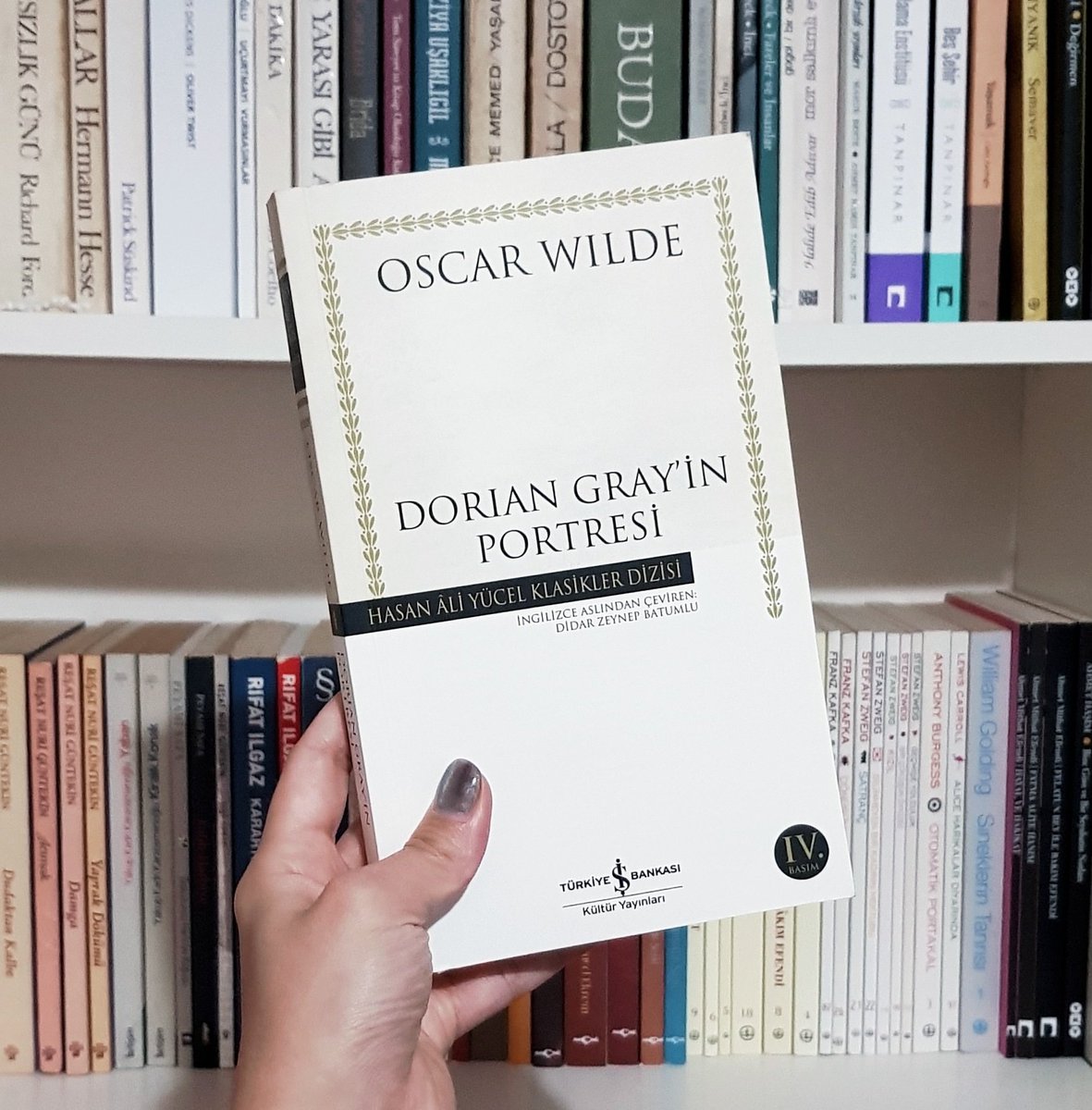 Bu ay Ahbap ile beraber Oscar Wilde okuyoruz 💚
'Bilmek felâket getirir. İnsanı cezbeden belirsizliktir. Sis bulutu çökünce her şey daha bir güzelleşir.'
#oscarwilde #doriangrayinportresi #ahbapokuyor